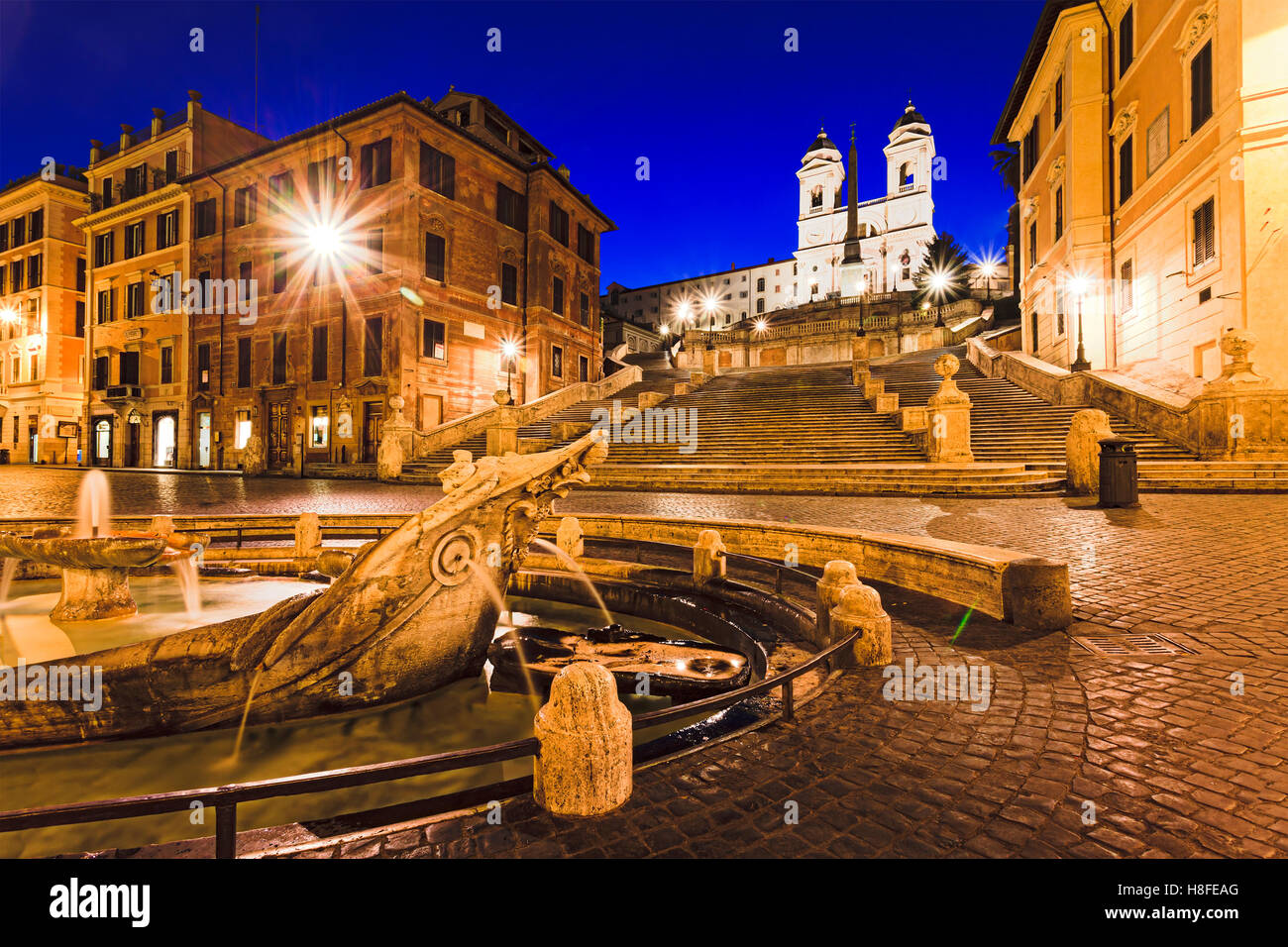 Storica scalinata di piazza di spagna , chiesa e barca pietra sagomata fontana di Roma, Italia, all'alba. Foto Stock