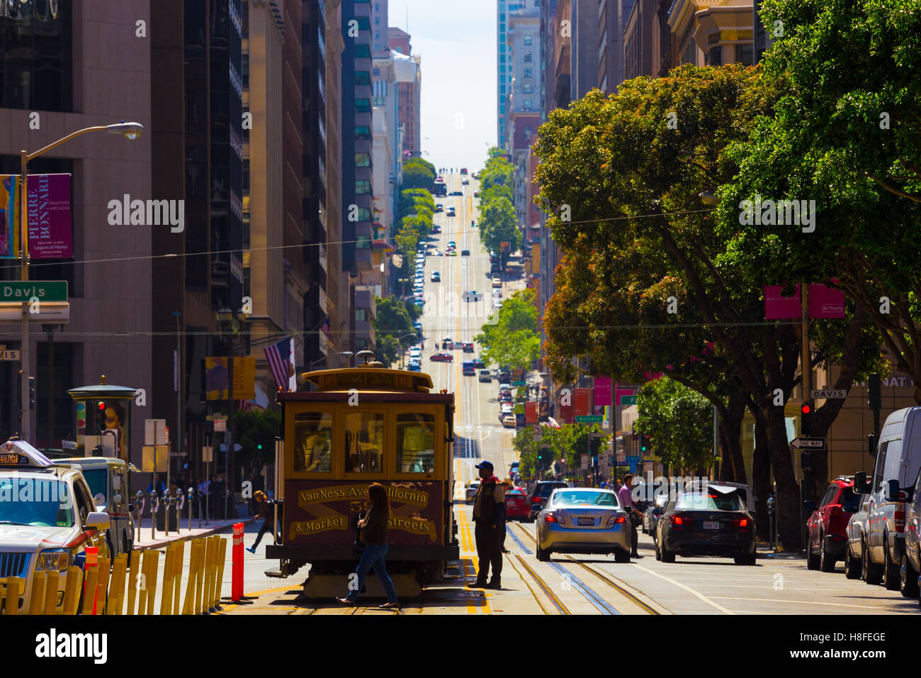 Funivia guardando dritto in salita ripida a California Street nel quartiere finanziario del centro cittadino in una giornata di sole. Compresso Foto Stock