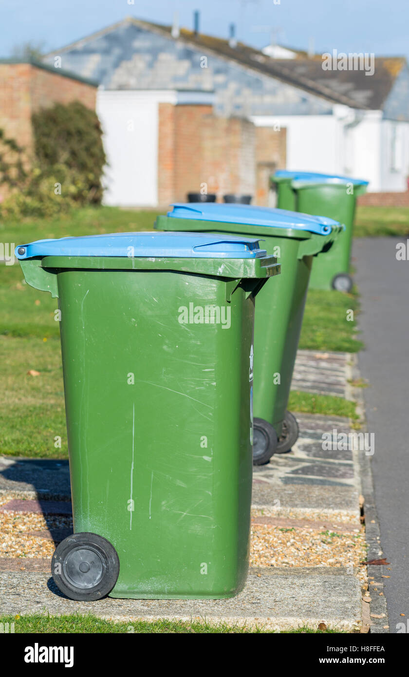 La raccolta dei rifiuti giorno nel Regno Unito mostra diversi scomparti wheelie in attesa di svuotamento. Foto Stock