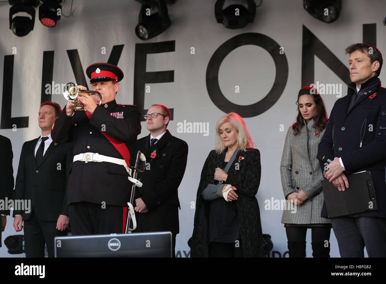 Due minuti di silenzio è stato osservato nel corso di un evento a Londra in Trafalgar Square per contrassegnare il giorno dell'armistizio. Foto Stock