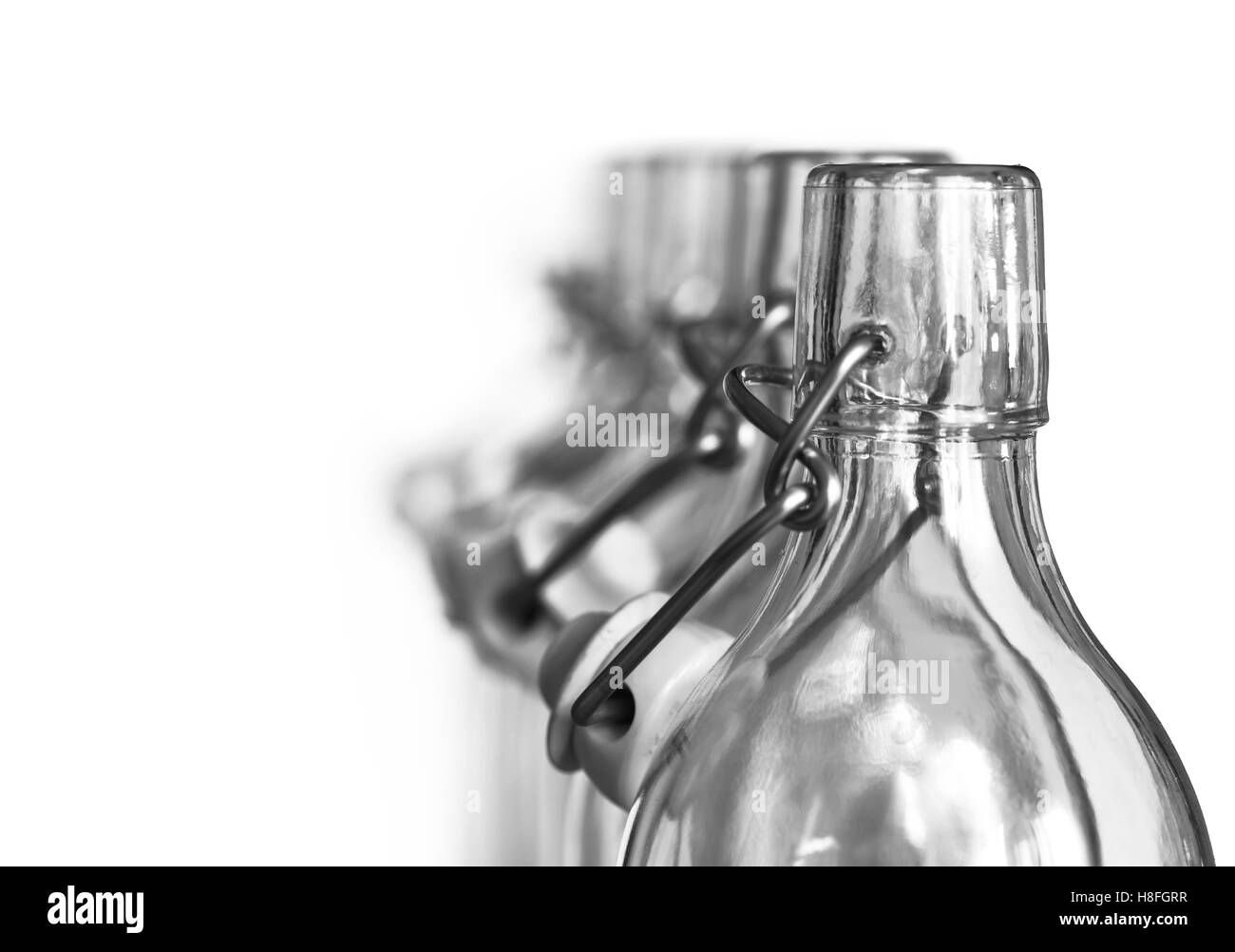 Dettaglio del collo delle bottiglie di vetro con un tappo in porcellana Foto Stock