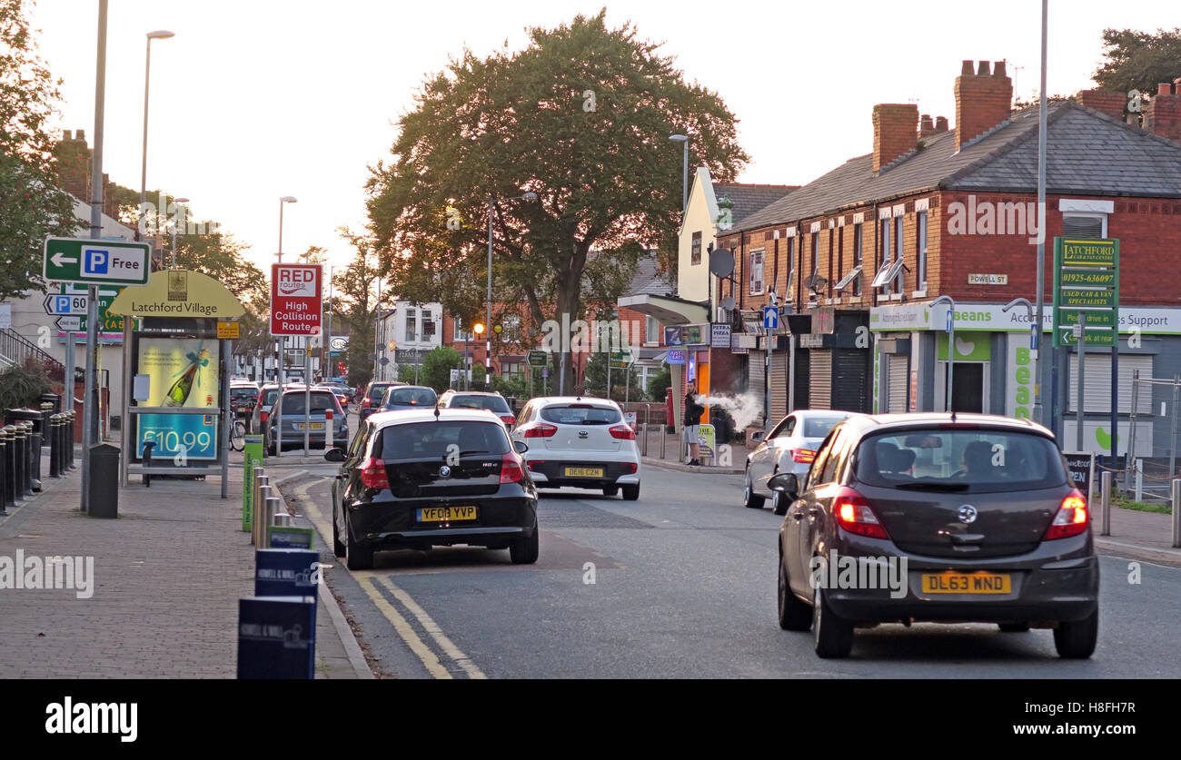 Knutsford Road, Latchford villaggio, a sud di Warrington, Cheshire, Inghilterra, Regno Unito Foto Stock