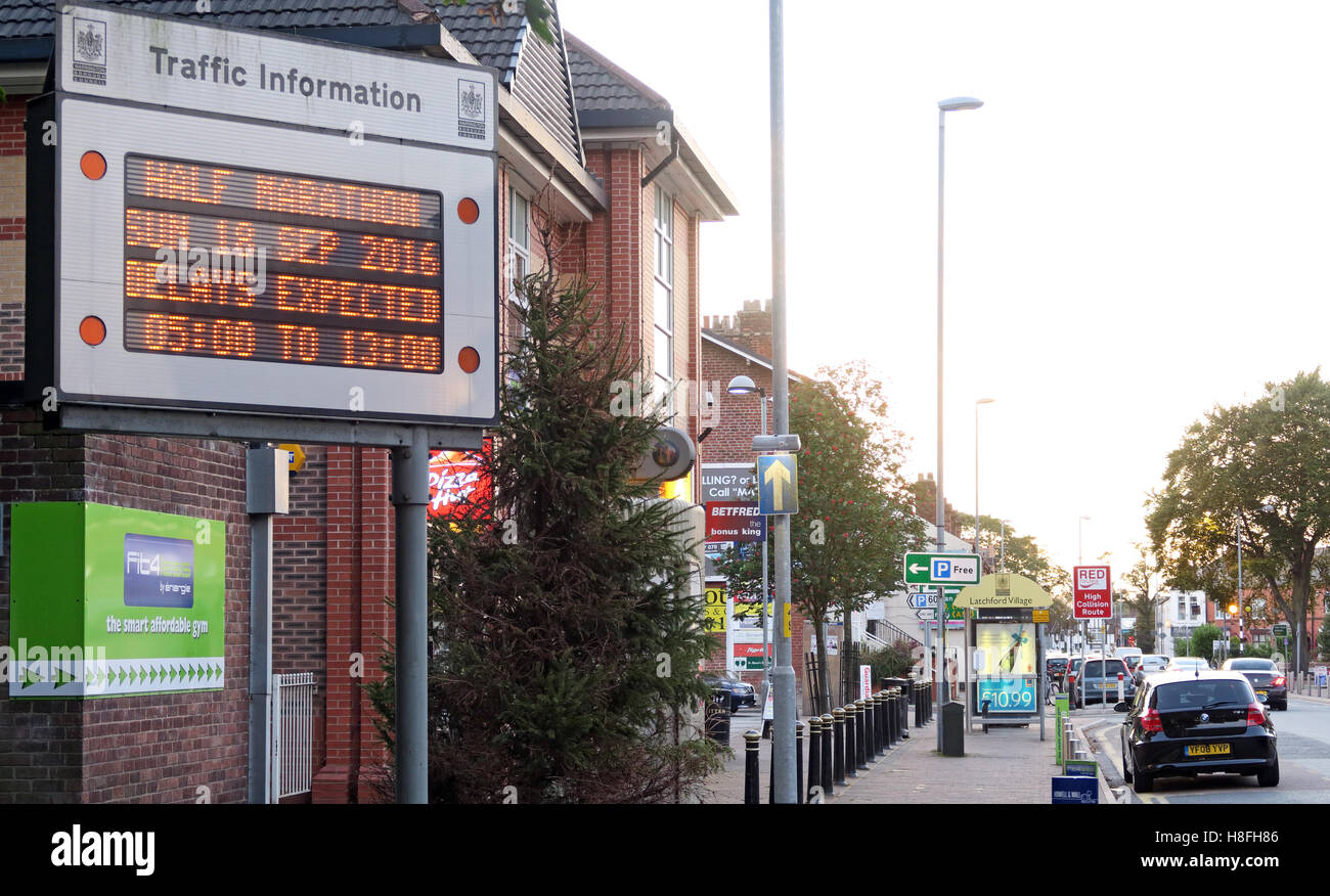 Visualizzazione delle informazioni sul traffico stradale in Latchford, Warrington. Mezza maratona in città Foto Stock