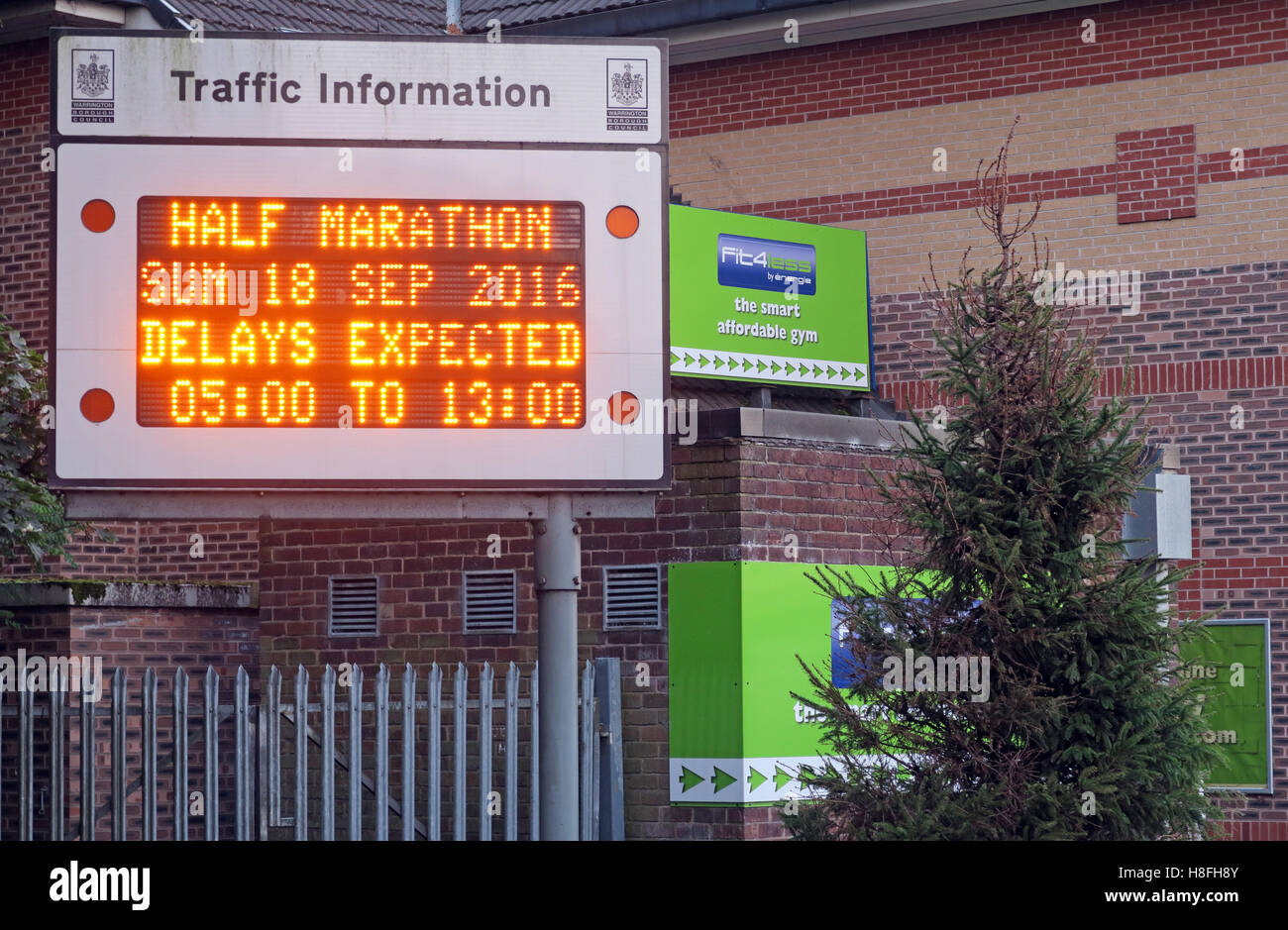 Visualizzazione delle informazioni sul traffico stradale in Latchford, Warrington. Mezza maratona in città Foto Stock