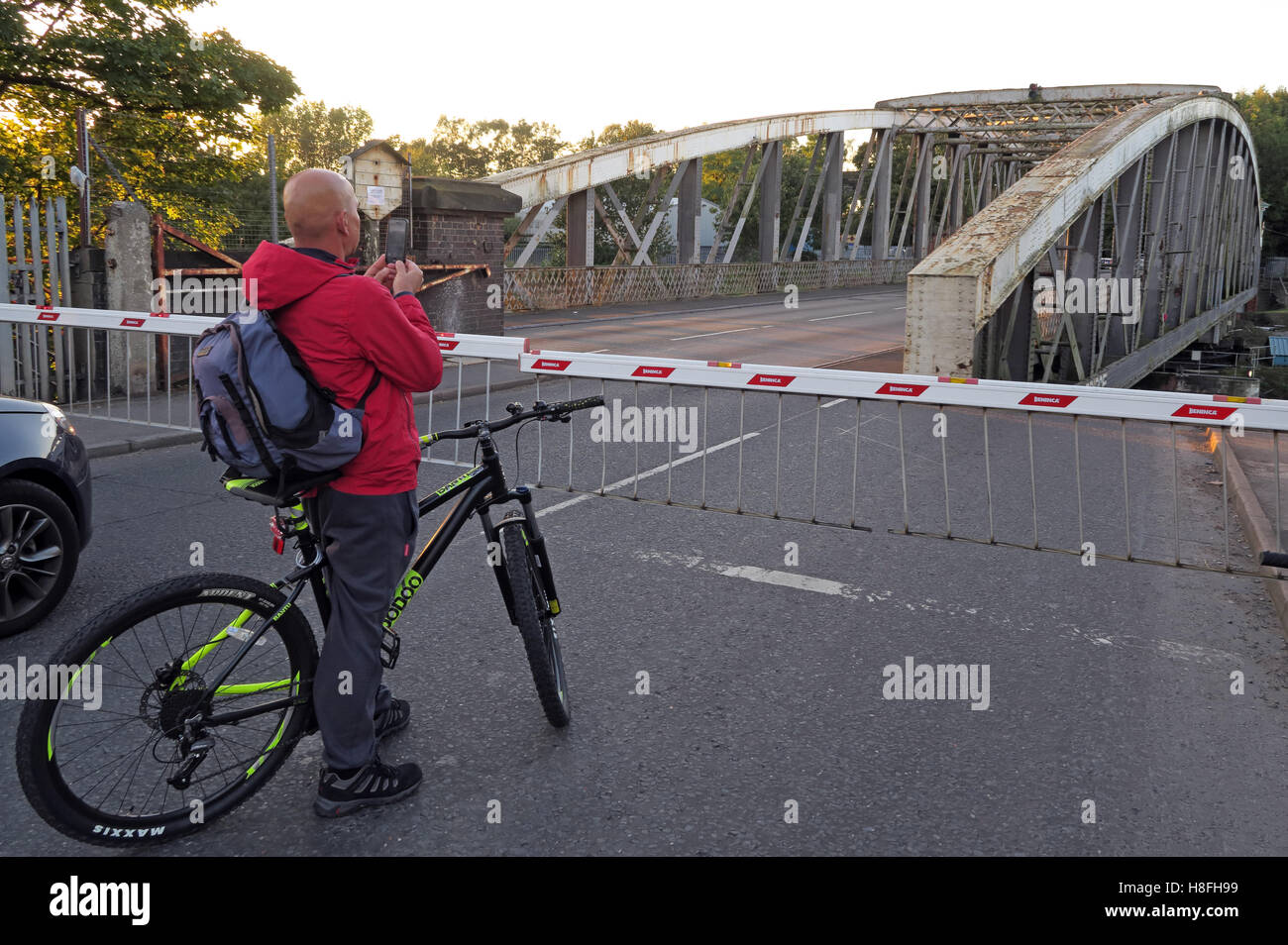 In attesa di attraversare Knutsford Road Ponte Girevole, Latchford,attraversando il Manchester Ship Canal a Warrington, Cheshire, Inghilterra, Regno Unito Foto Stock
