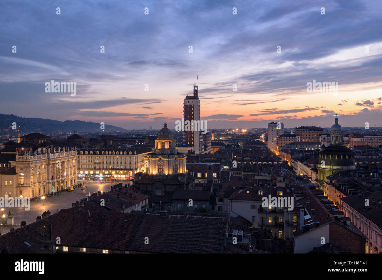 Torino vista panoramica sulla Piazza Castello da il campanile della cattedrale al tramonto Foto Stock