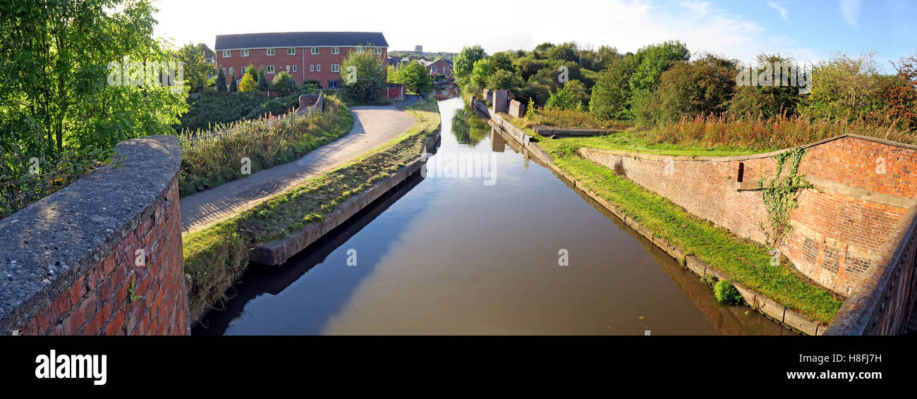 Acque incontro, Bridgewater Canal, Preston Brook a Runcorn, Cheshire, Inghilterra, Regno Unito Foto Stock
