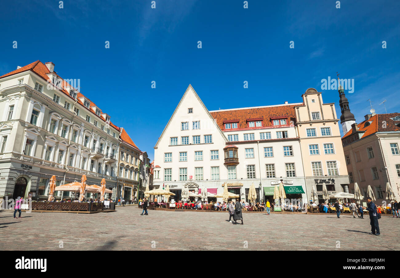 Tallinn, Estonia - 2 Maggio 2016: turisti e cittadini sono sulla piazza del Municipio di Tallinn vecchia, molla luminosa giornata di sole Foto Stock