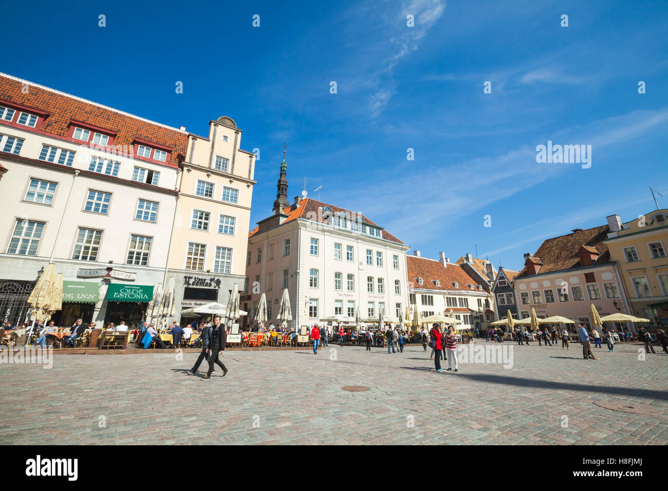 Tallinn, Estonia - 2 Maggio 2016: turisti e cittadini a piedi alla Piazza del Municipio di Tallinn vecchia, molla luminosa giornata di sole Foto Stock