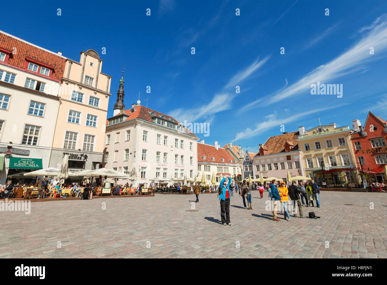 Tallinn, Estonia - 2 Maggio 2016: turisti camminando sulla piazza del Municipio di Tallinn vecchia, molla luminosa giornata di sole Foto Stock