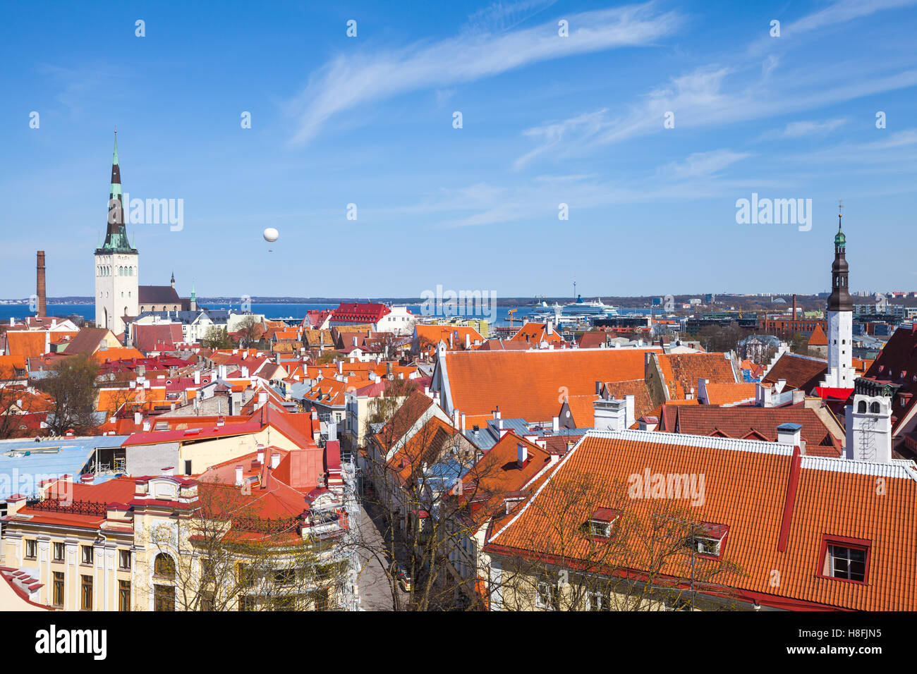 La città vecchia di Tallinn panorama. Chiese e abitazioni con tetti rossi Foto Stock