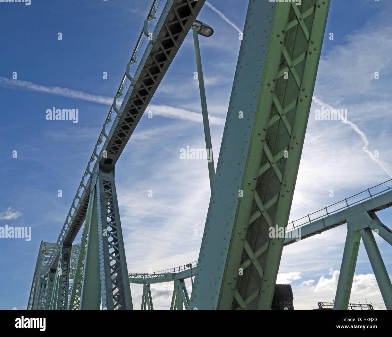 Architettura di Runcorn a Widnes Silver Jubilee road bridge, A533, Halton, Cheshire, Inghilterra, Regno Unito Foto Stock