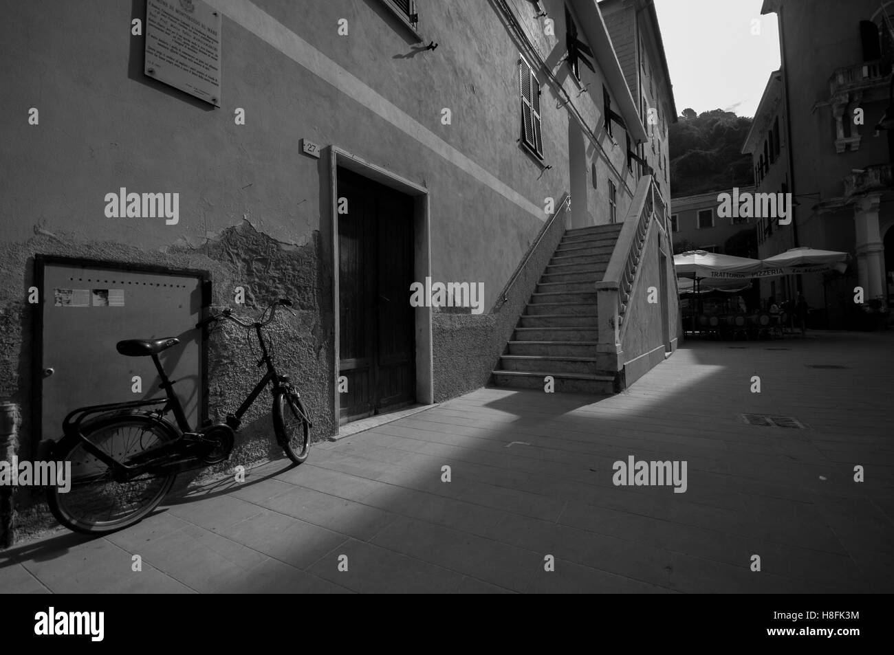 Una scala tradizionale a Monterosso Al Mare, le Cinque Terre, Settembre. Convertito in bianco e nero Foto Stock