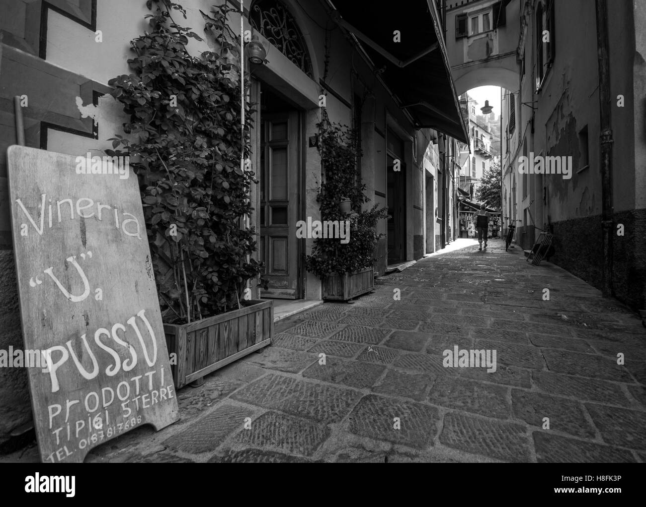 Un shopfront in tradizionale stile architettonico e la passerella, Cinque Terre, Italia, Settembre. Convertito in bianco e nero Foto Stock