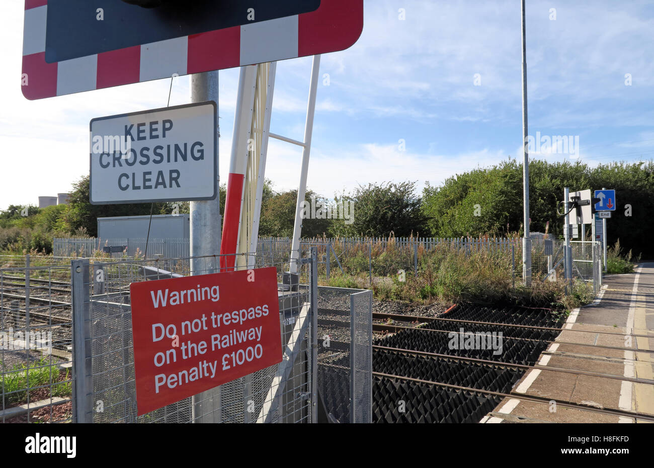 Passaggio a livello Penketh, Warrington, Cheshire con barriere Foto Stock