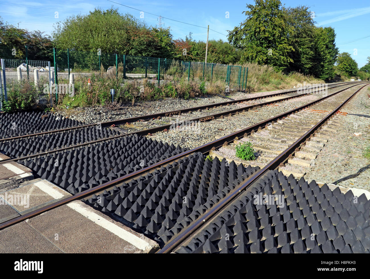 Passaggio a livello Penketh, Warrington, Cheshire con barriere Foto Stock