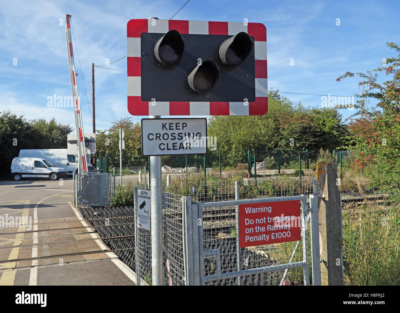 Passaggio a livello Penketh, Warrington, Cheshire con barriere Foto Stock