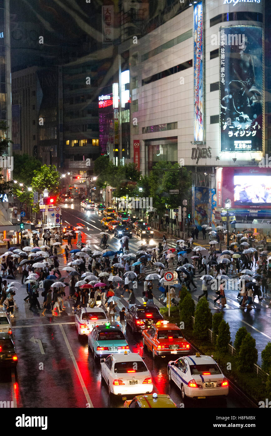 Tokyo, Giappone. Grande folla di persone che attraversano la strada utilizzando la traversata di Shibuya. Foto Stock