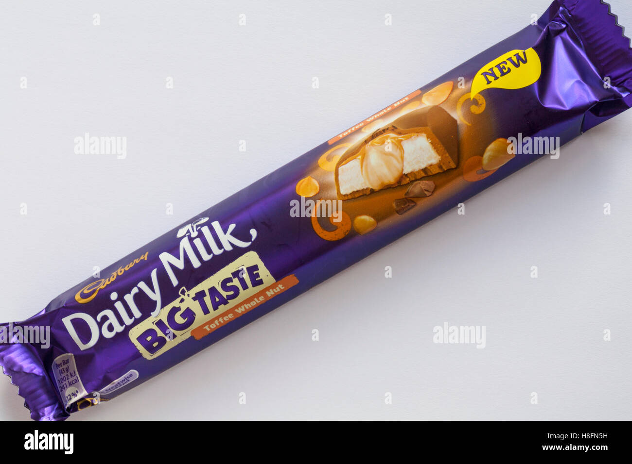 Bar di nuovo Cadbury al latte di grande gusto Toffee tutto il dado della barra di cioccolato impostato su sfondo bianco Foto Stock