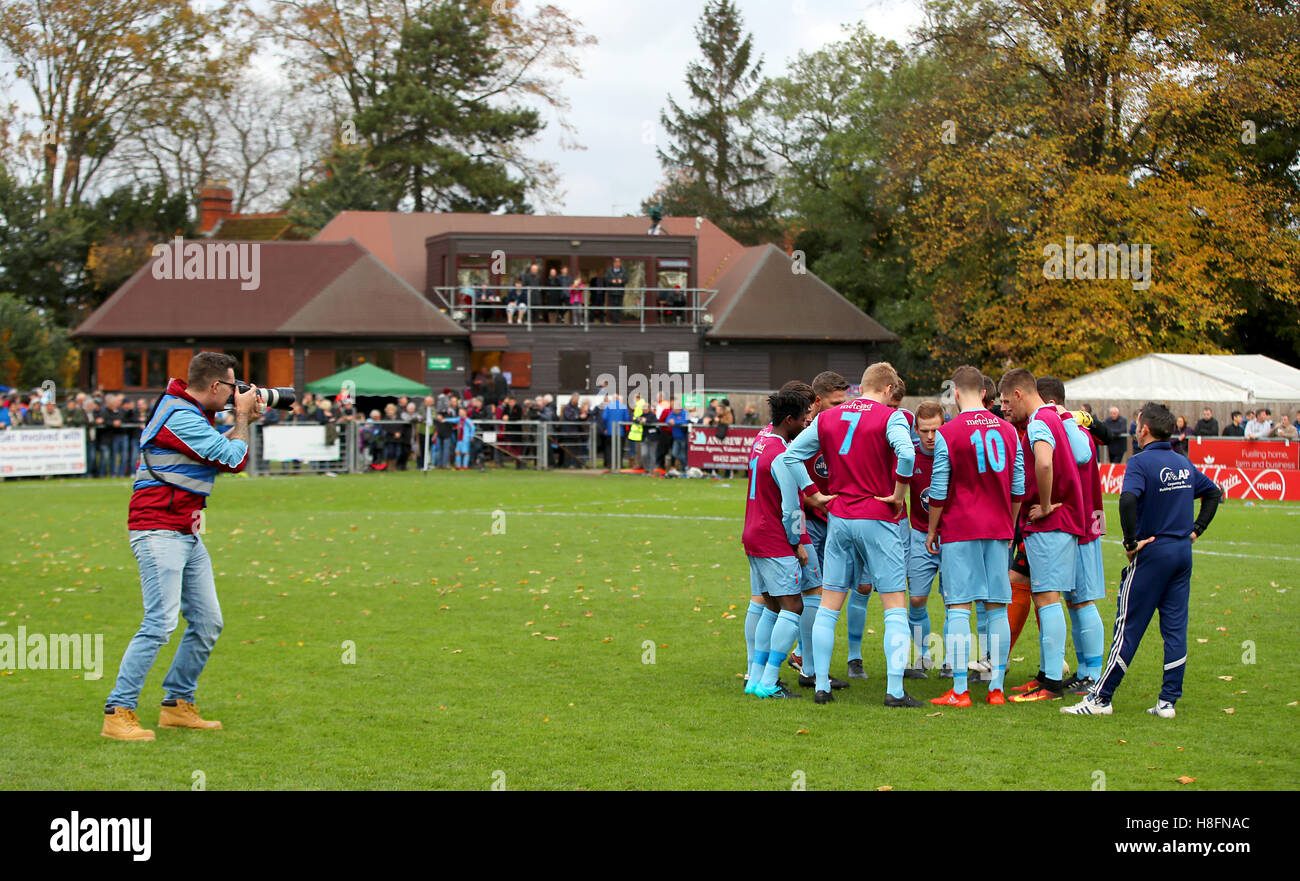 Westfields FC team parlare prima durante la Emirates FA Cup, primo round in abbinamento a allpay.park, Hereford. Foto Stock