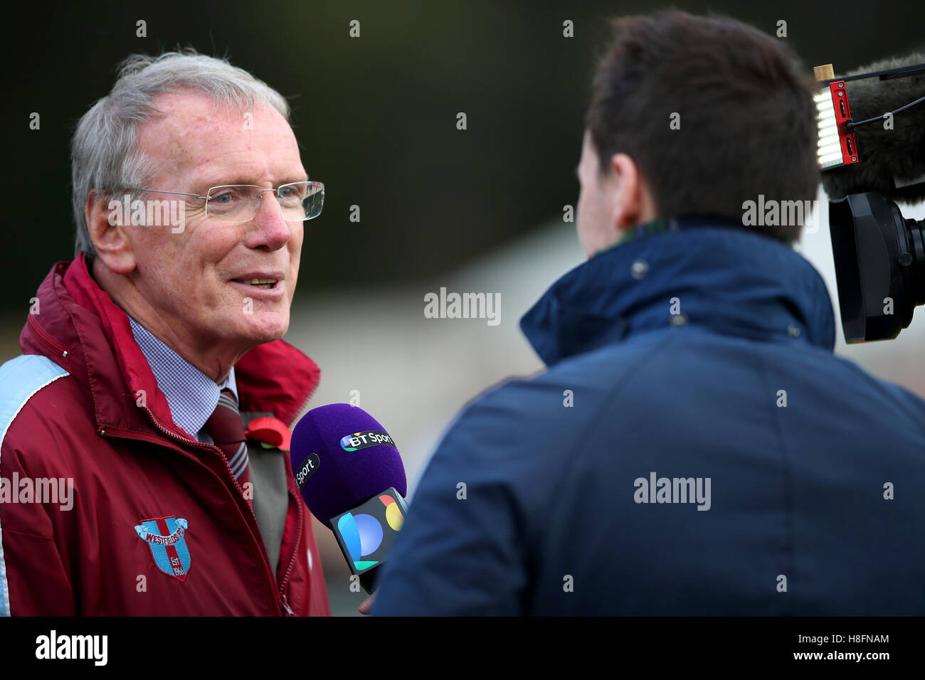 Westfields FC Chief Executive Andy Morris intervistato da BT Sport durante la Emirates FA Cup, primo round in abbinamento a allpay.park, Hereford. Foto Stock