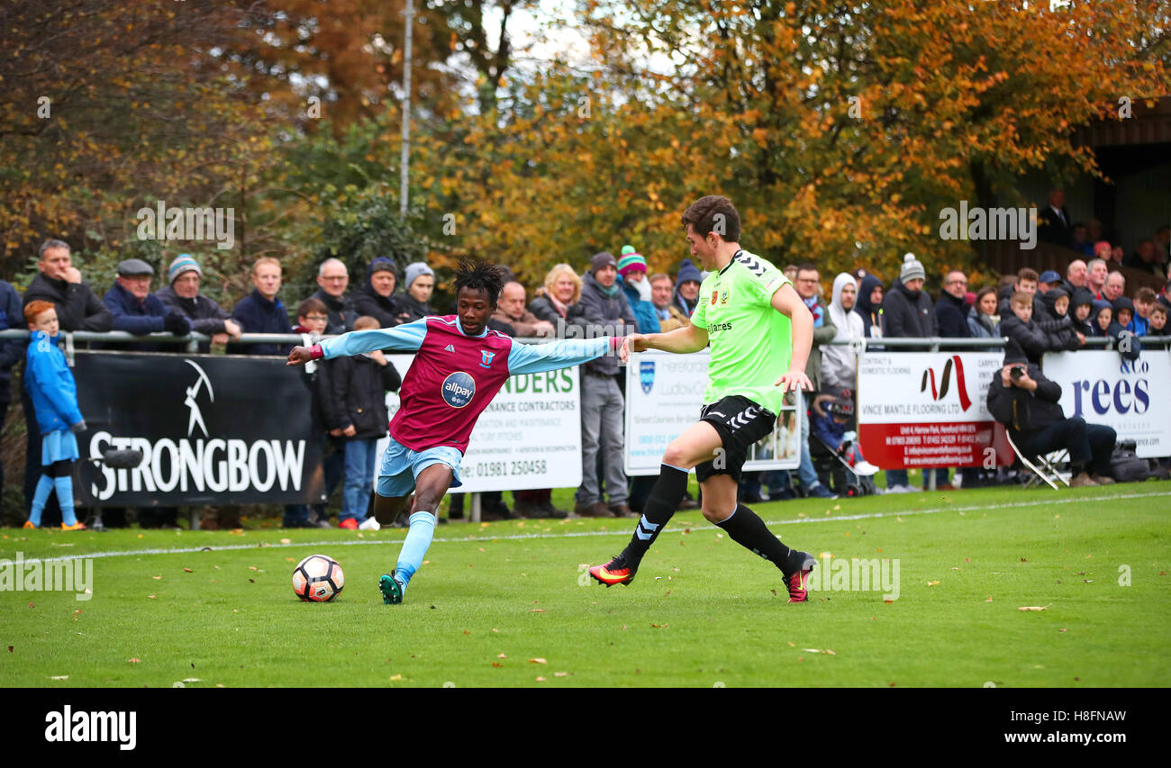 Westfields FC Sirdic concedere prende su Curzon Ashton's Connor Hampson davanti a 1700 sostenitori, durante la Emirates FA Cup, primo round in abbinamento a allpay.park, Hereford. Foto Stock