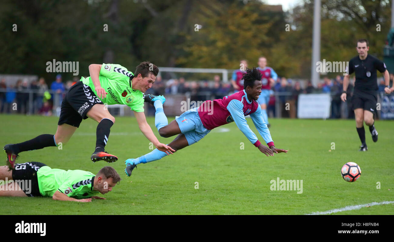 Westfields FC Sirdic Grant è imbrattata di Curzon Ashton di Jamie Stott (piano) e Connor Hampson durante la Emirates FA Cup, primo round in abbinamento a allpay.park, Hereford. Foto Stock