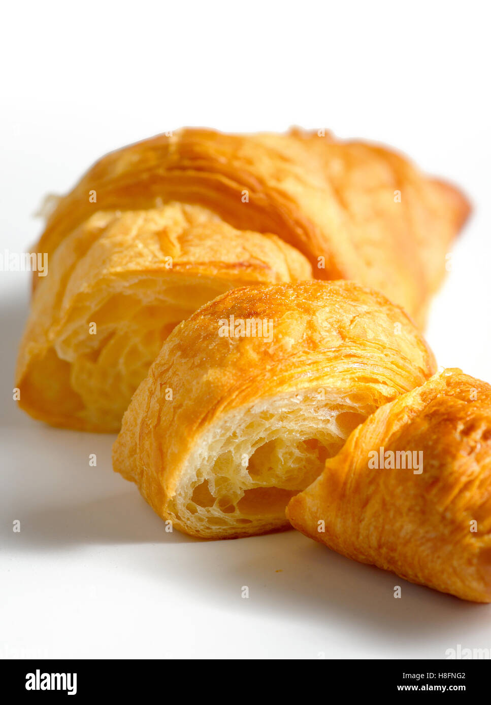 Croissant fresco isolato su sfondo bianco Foto Stock