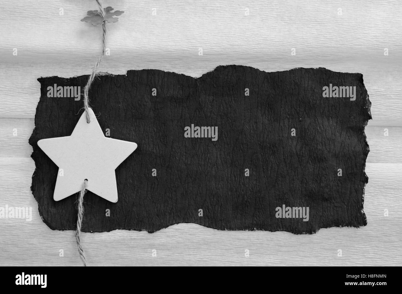 In legno stella bianca decorazione su nero e sfondo bianco Foto Stock