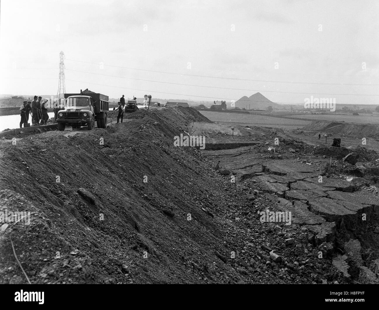 Operai impedire burst del canale a Cannock 8/8/1960 Foto Stock