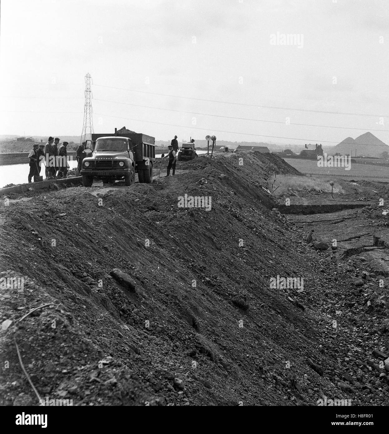 Operai impedire burst del canale a Cannock 8/8/1960 Foto Stock