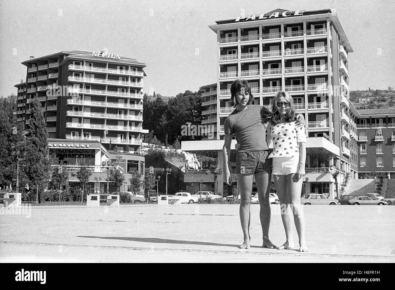 La Slovenia Portorozÿ 1972 giovane coppia in vacanza di fronte hotel turistici quando era la Iugoslavia Foto Stock