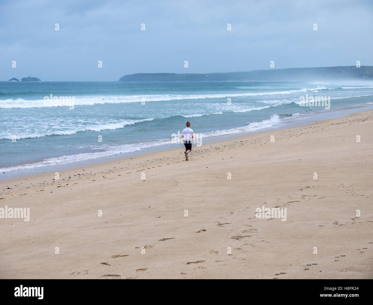 Donne jogging sulla spiaggia in Cornovaglia. Foto Stock