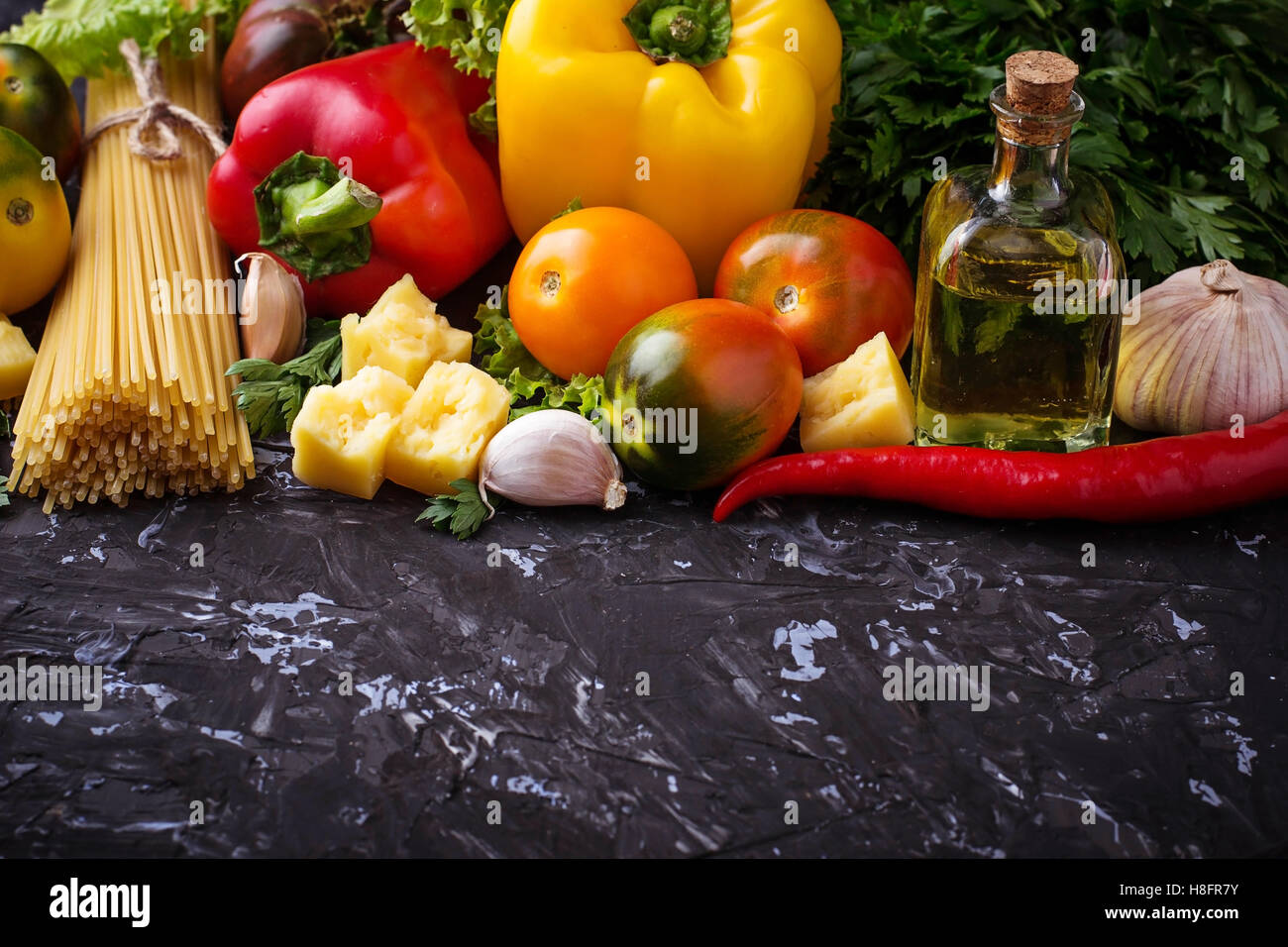 Concetto di cucina italiana. La pasta di pomodoro, olio d'oliva, pepe, il prezzemolo e il formaggio. Messa a fuoco selettiva. Foto Stock