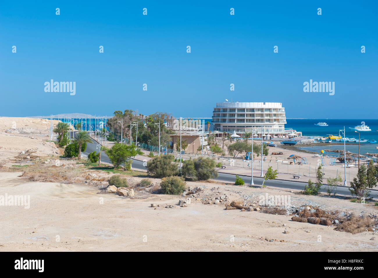 Vista sul mare della costiera tropicale con operazioni automatiche di fine campo e su strada circolare grande hotel di lusso Foto Stock