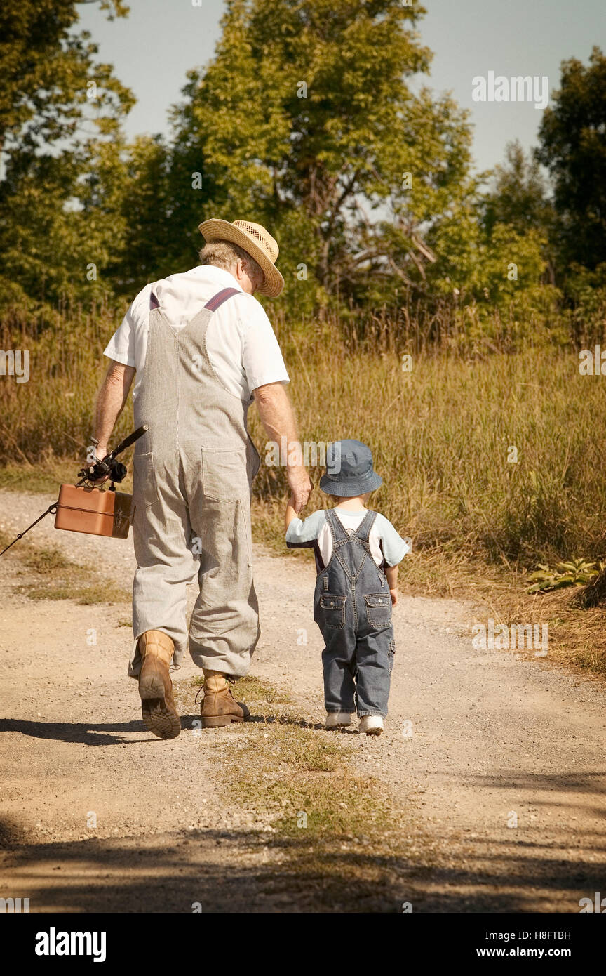 Nonno e nipote andare a pesca Foto stock - Alamy