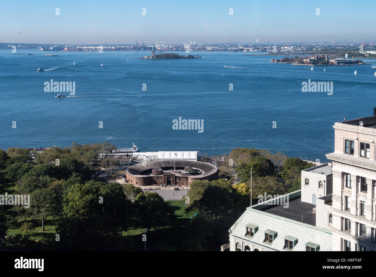 Castle Clinton nel Battery Park e il porto di New York, New York Foto Stock