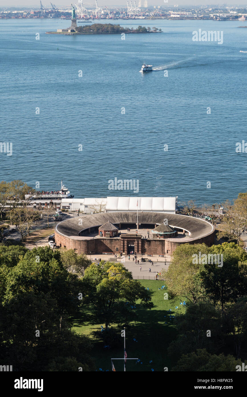 Castle Clinton nel Battery Park e il porto di New York, New York Foto Stock