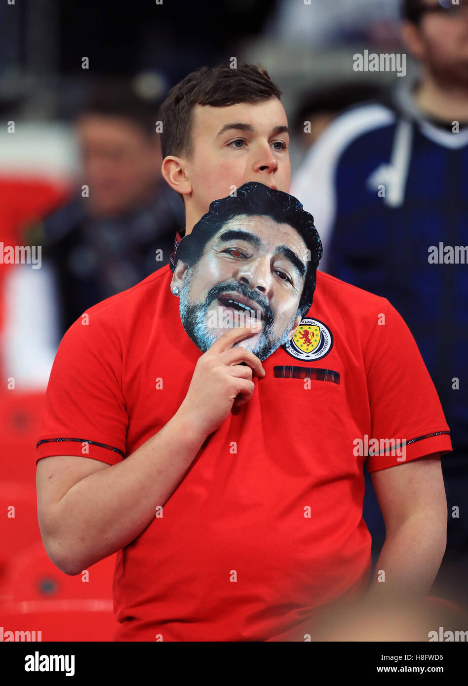 Un ventilatore in Scozia con un Diego Maradona maschera in mezzo alla folla  prima del 2018 FIFA World Cup qualifica, Gruppo F corrisponde allo stadio di  Wembley, Londra Foto stock - Alamy