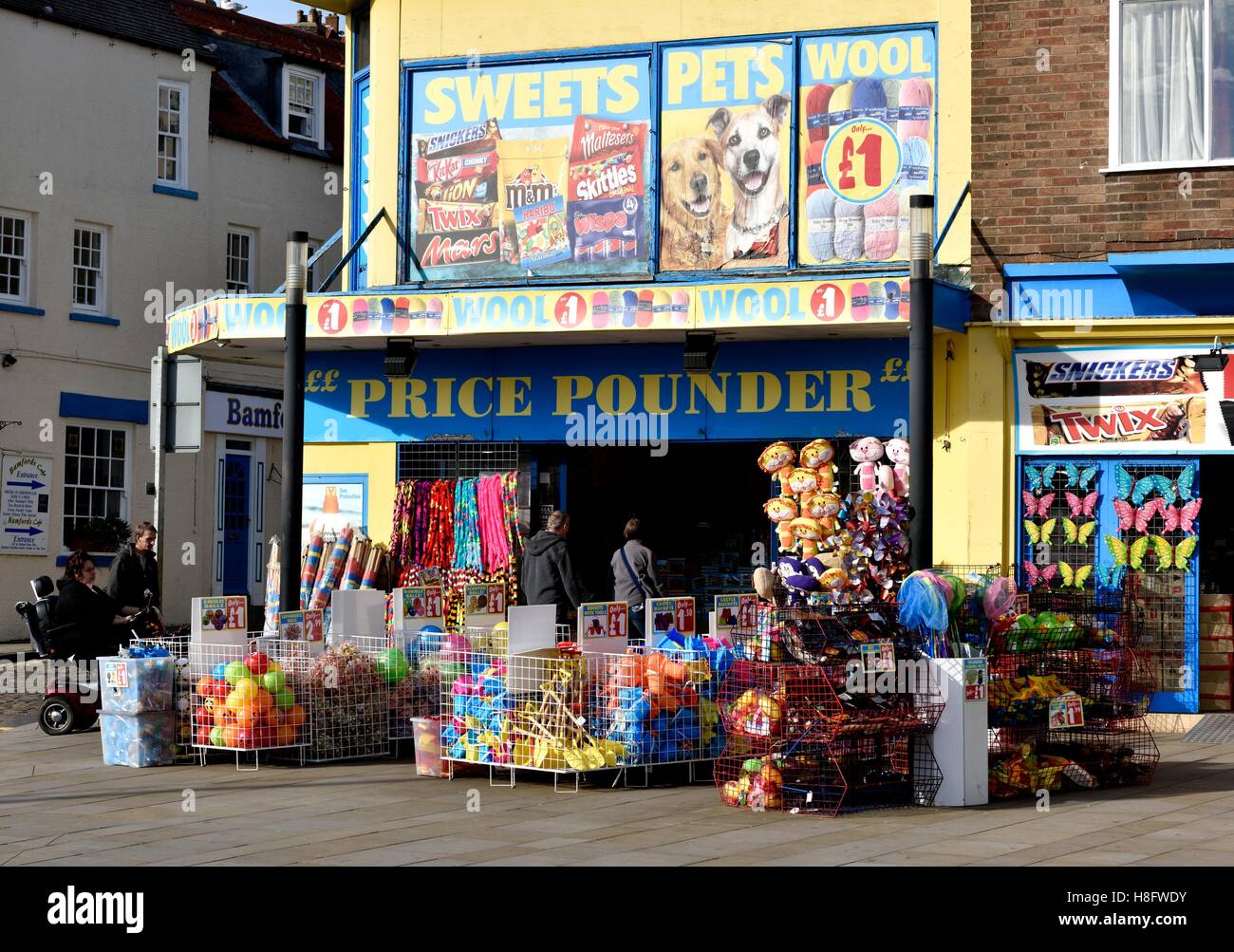 Affare pound shop sul lungomare di Scarborough, North Yorkshire, Inghilterra REGNO UNITO Foto Stock