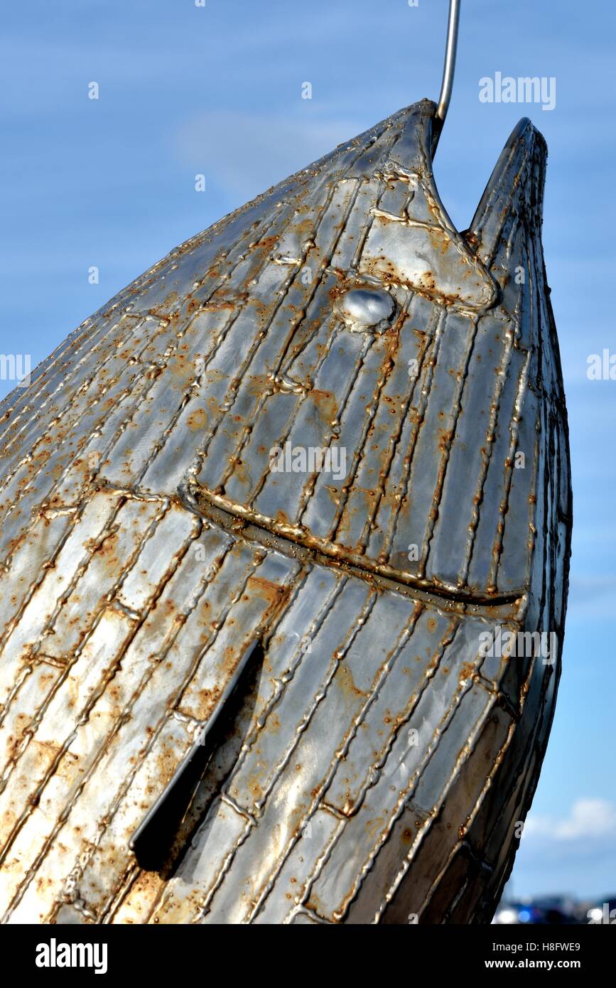 Un metallo pescare tonni di scultura di Ray Lonsdale sul lungomare di Scarborough, North Yorkshire, Inghilterra, Regno Unito Foto Stock