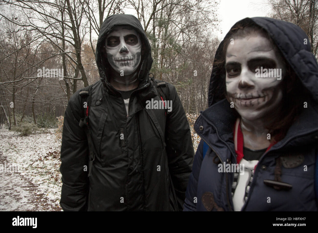 Persone vestite in costumi di Halloween posano per una foto di come essi partecipare alla festa di Halloween nel parco di Mosca, Russia Foto Stock