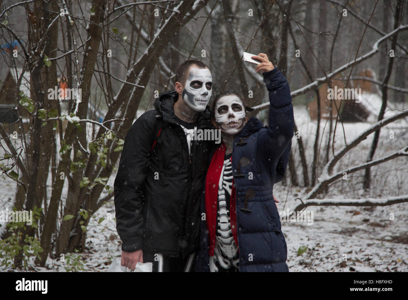 Persone vestite in costumi di Halloween posano per una foto di come essi partecipare alla festa di Halloween nel parco di Mosca, Russia Foto Stock