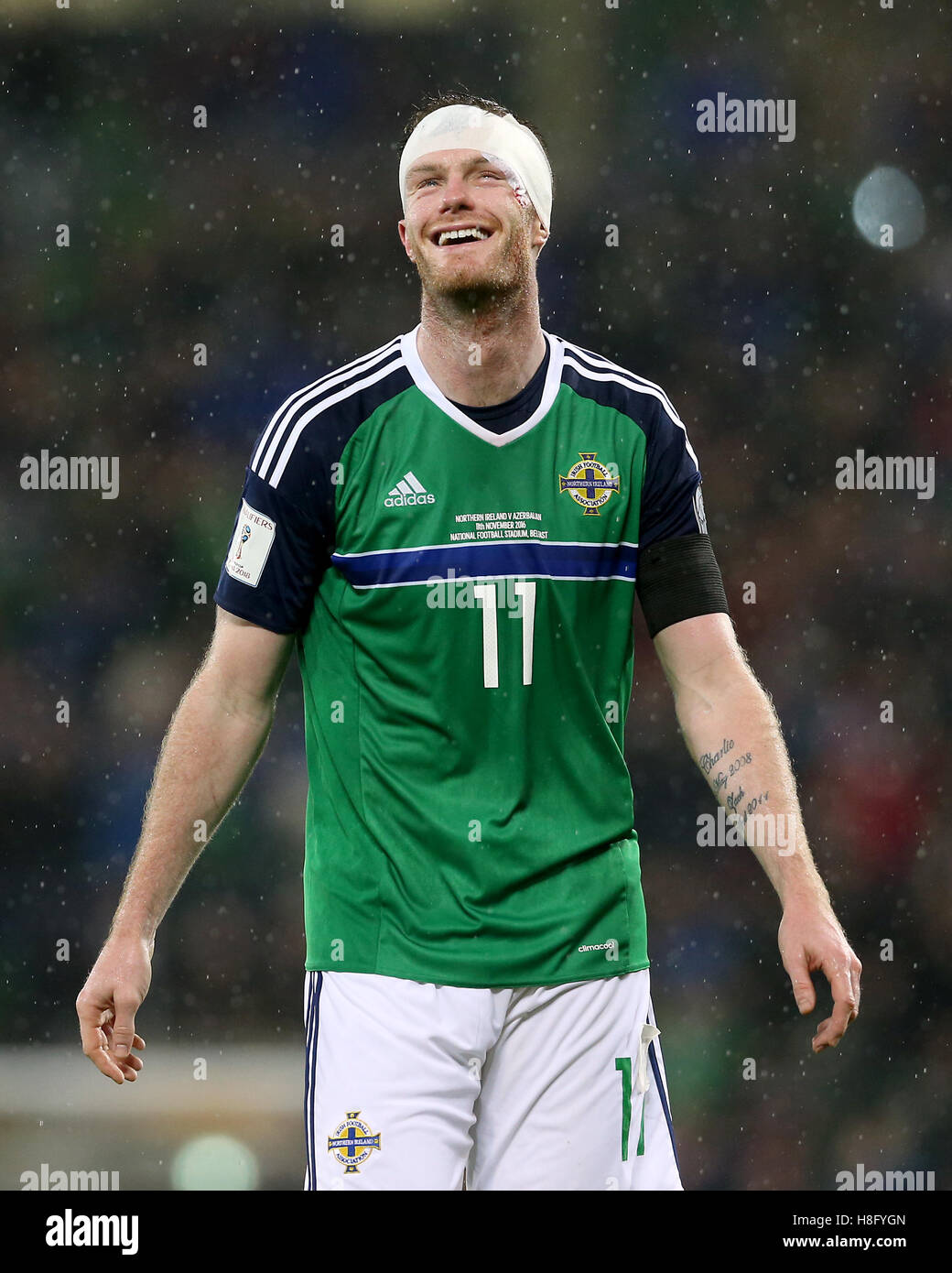 In Irlanda del Nord la Chris Scotto celebra il suo punteggio i lati quarto obiettivo del gioco durante il 2018 FIFA World Cup qualifica, gruppo C corrispondono al Windsor Park di Belfast. Foto Stock