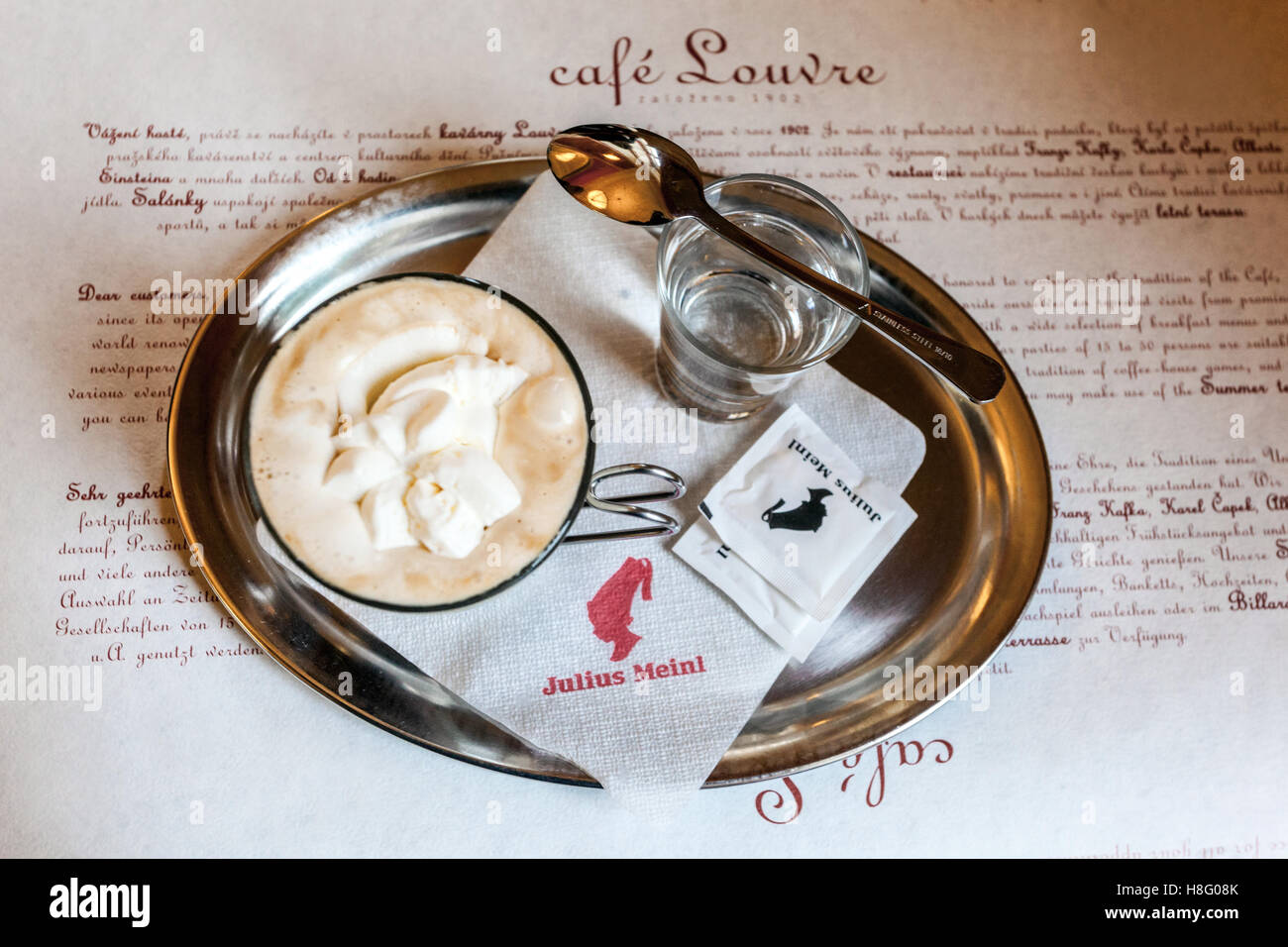 Caffè viennese bicchiere d'acqua sul vassoio Prague Cafe Louvre caffè di Praga Foto Stock