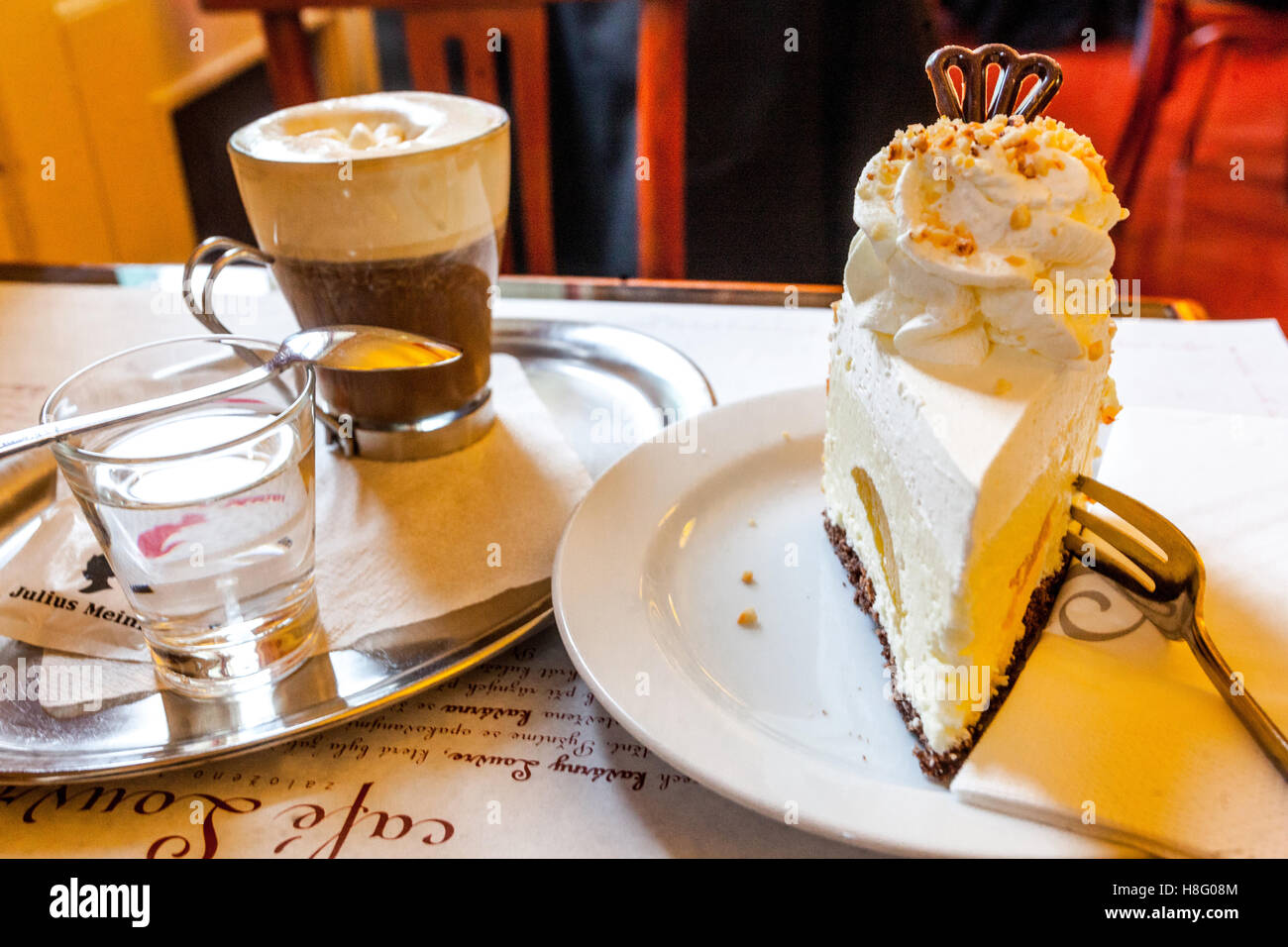 Caffè viennese, bicchiere d'acqua su vassoio, Cheesecake al Cafe Louvre di Praga Foto Stock