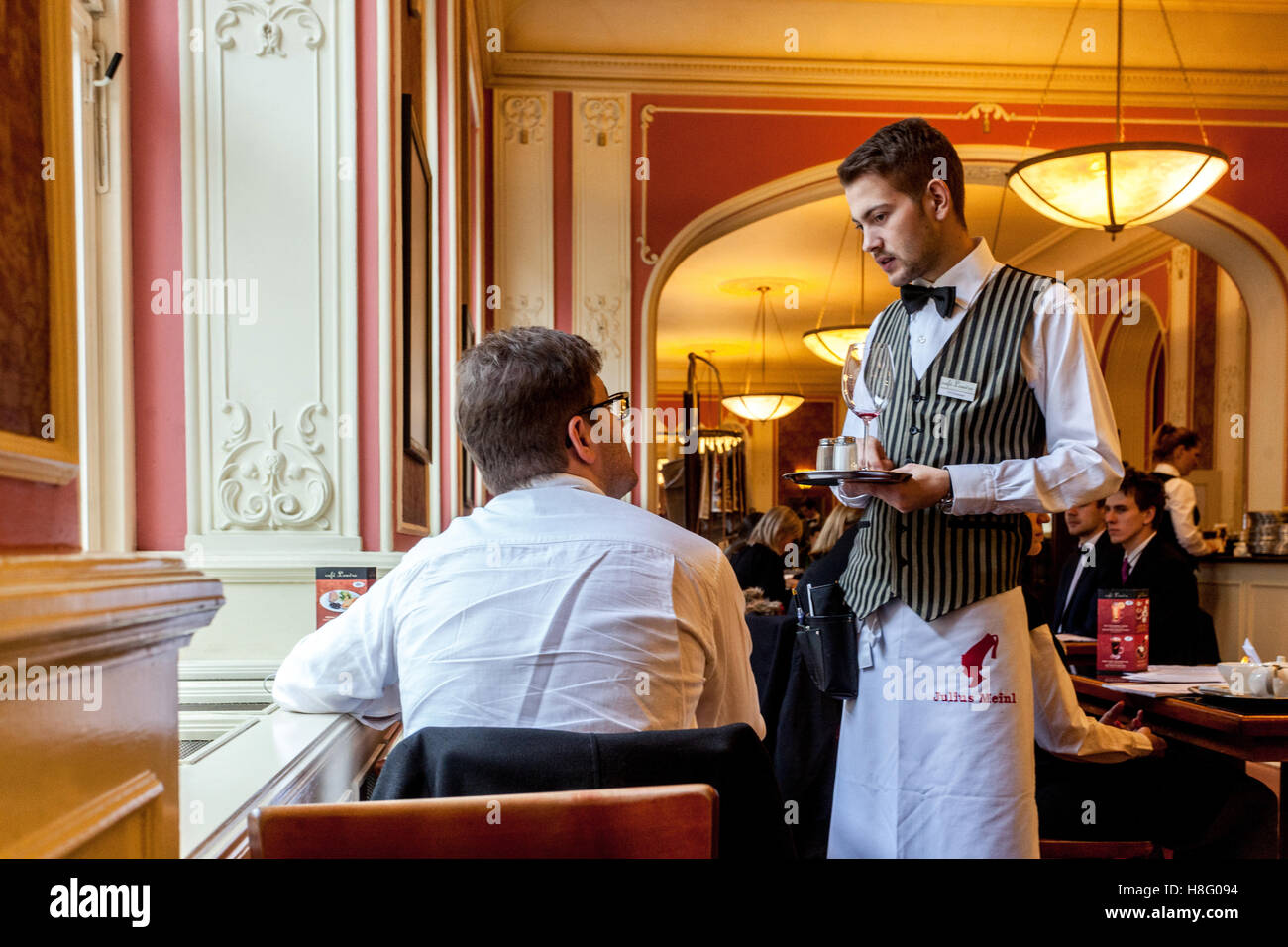 Prague Cafe Louvre Inside, il cameriere che serve Praga caffè Repubblica Ceca Foto Stock