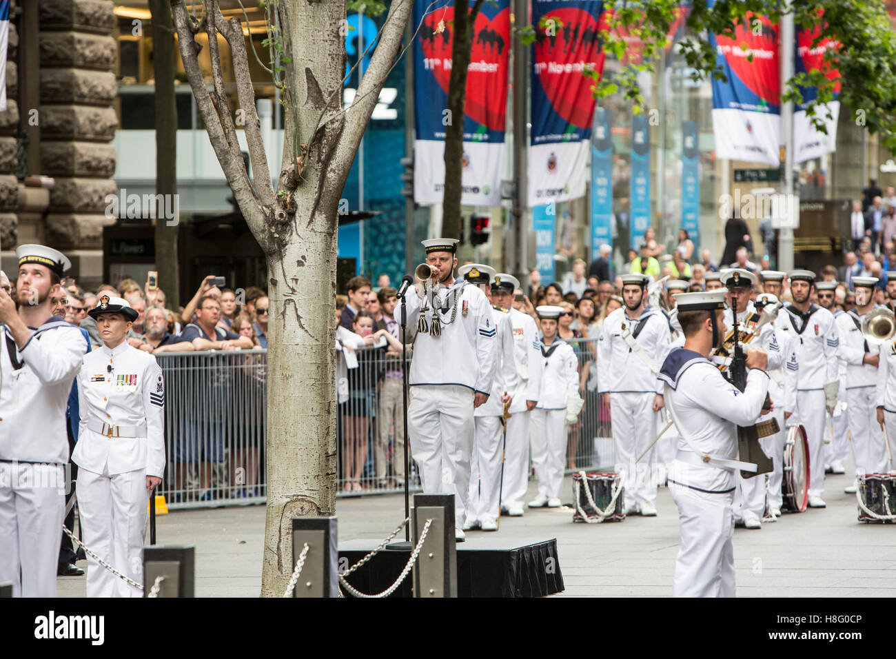 Sito ufficiale della Royal Navy band suona al Giorno del Ricordo servizio in Martin Place,Sydney , Australia Foto Stock