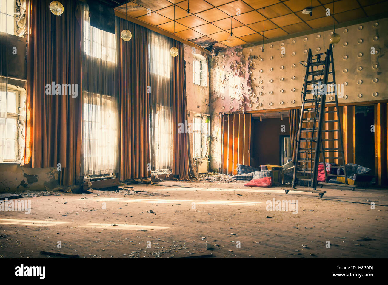 Piccolo dancing-hall in un vecchio teatro con scaletta Foto Stock