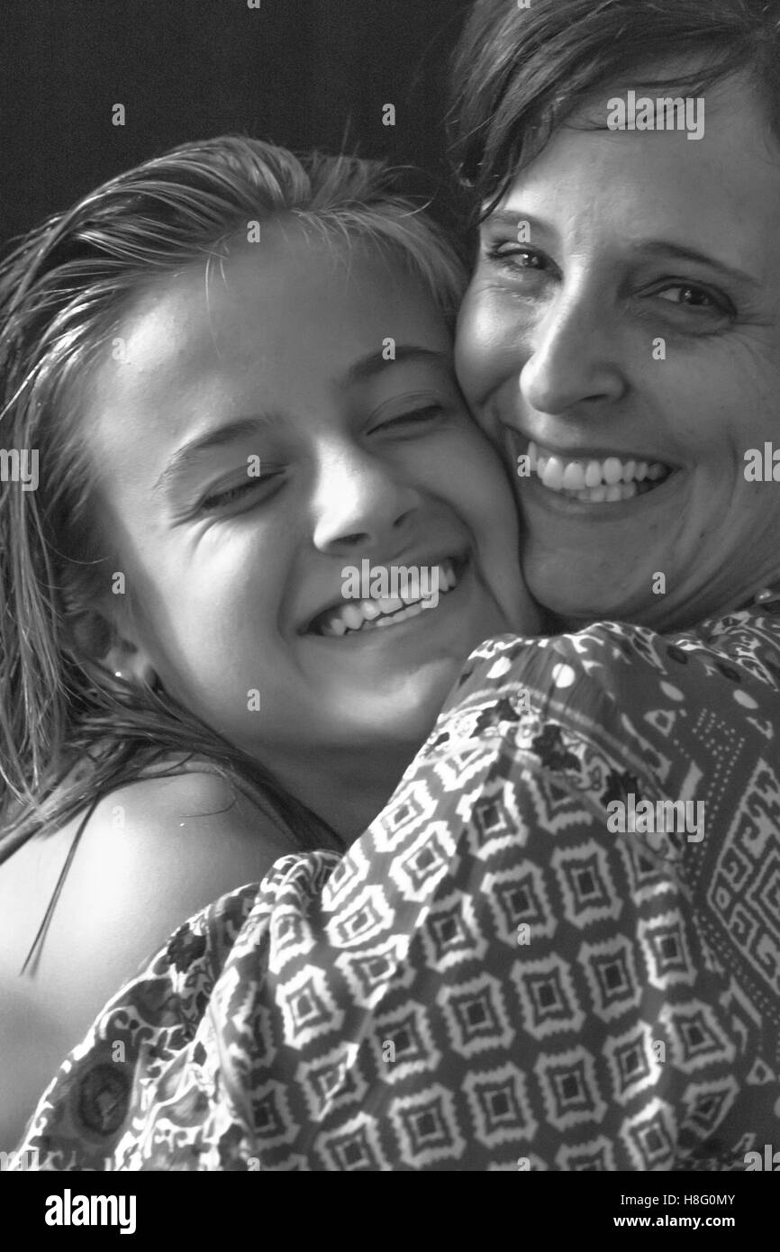 Sorridendo felice famiglia, madre e figlia Foto Stock